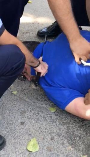 SCENE ÎNSPĂIMÂNTĂTOARE în Bucureşti! Un bărbat înarmat cu un CUŢIT s-a dezlănţuit pe o stradă din Drumul Taberei (IMAGINI DRAMATICE)