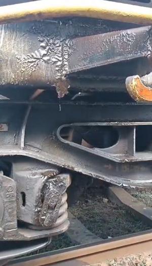Scurgeri de benzină dintr-un tren de marfă în gara din Drobeta Turnu Severin. Vagoanele-problemă au fost garate