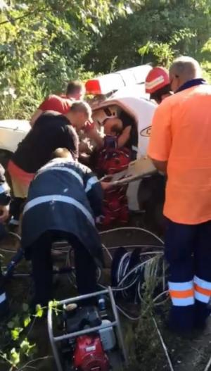 Video cu momentul dramatic în care poliţistul din Seimeni este salvat de pompieri. Autospeciala era propusă pentru casare!
