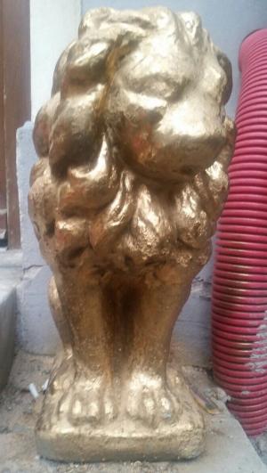 JAF la Muzeul Kitsch-ului din Bucureşti! Un leu auriu a fost furat de la intrare. Ce recompensă se oferă pentru găsirea făptaşilor (VIDEO)