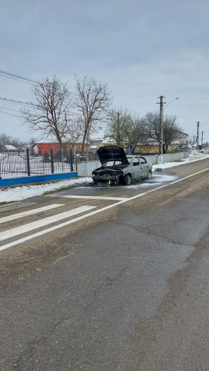 O maşină a luat foc în mers, pe o șosea din Botoșani. Şoferiţa a reușit să iasă la timp
