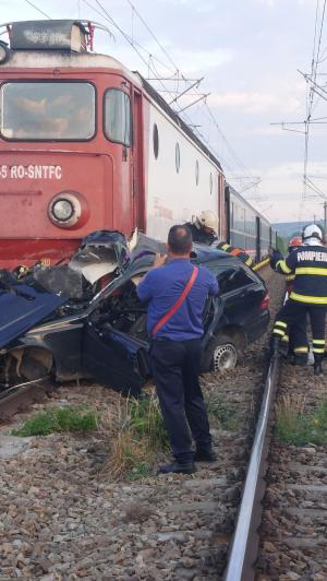 Un tânăr de 19 ani din Suceava a murit, după ce maşina în care se afla a fost lovită de un tren. Şoferul a rămas prins sub locomotivă