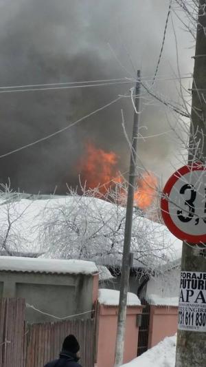 Incendiu puternic în Capitală, mai multe case din zona Berceni au ars! Focul este sub control, nu se mai extinde