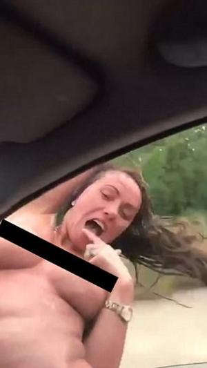 O tânără a murit pe loc după ce a fost lovită de un indicator în timp ce dansa DEZBRĂCATĂ pe geamul maşinii - VIDEO