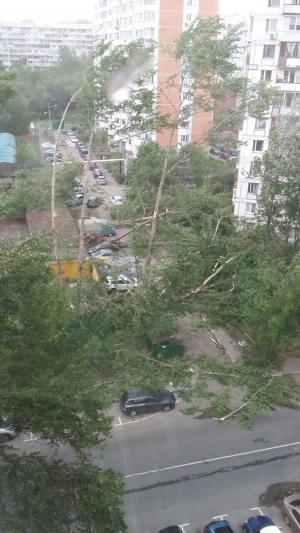 APOCALIPSA LA MOSCOVA! Cel puţin 7 morţi în capitala Rusiei, în timpul celei mai sălbatice furtuni din acest secol (VIDEO)