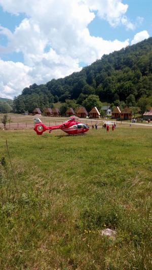 Motociclist de 31 de ani, rănit grav după ce s-a izbit de două mașini pe DN 1, între Cluj şi Oradea. A intervenit elicopterul SMURD (Foto)