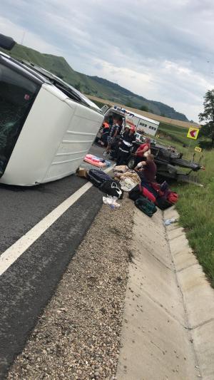 Imagini dramatice la Sibiu! Un microbuz în care se aflau 9 persoane s-a răsturnat într-o curbă