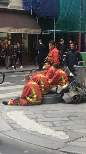 Pompierii din Paris, aplaudaţi pe stradă, după orele de luptă cu focul, la Notre Dame (video)