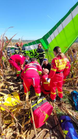 Un motodeltaplan s-a prăbușit într-un lan de porumb la Șelimbăr, în Sibiu. Doi bărbați sunt răniți