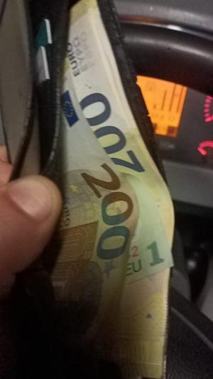 Florin, un șofer din Buzău, a zărit un portofel pe stradă, în timp ce se îndrepta spre garaj. A oprit și l-a ridicat: Era plin cu bani, peste 2.000 de euro