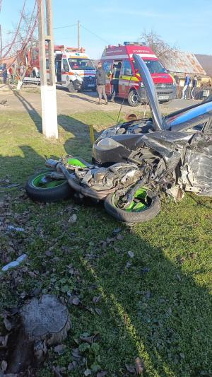 Un motociclist de 33 de ani a murit în prima zi a anului, după ce s-a izbit puternic de un autoturism, în Gorj