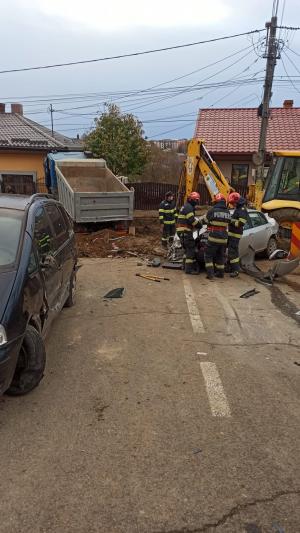 Accident între un camion, un buldoexcavator și două autoturisme, în Botoşani. O femeie a rămas fără gard şi o parte din peretele casei, în urma impactului