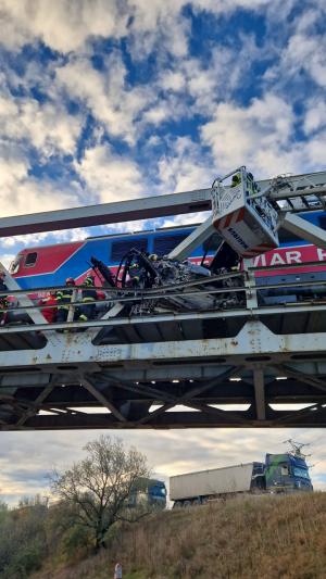 Accident teribil, în Constanţa: o maşină a fost "agăţată" şi târâtă de tren zeci de metri. Vehiculul, rămas blocat între tren şi pasarela unui pod: ce a păţit şoferul