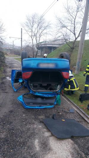 Un șofer a zburat cu mașina de pe podul din Micălaca, în Arad. A aterizat cu roțile în sus, pe liniile de tramvai