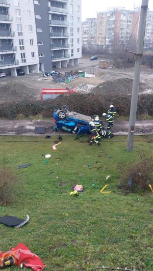Un șofer a zburat cu mașina de pe podul din Micălaca, în Arad. A aterizat cu roțile în sus, pe liniile de tramvai