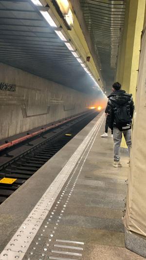 Fum la stația de metrou Costin Georgian, după un scurtcircuit la șine. Călătorii au fost evacuaţi, circulaţia trenurilor a fost oprită și, ulterior reluată