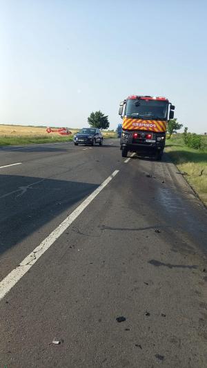 Mașină zdrobită și târâtă pe câmp de o autocisternă, după un accident înfiorător în Buzău. Unul dintre șoferi a murit pe loc