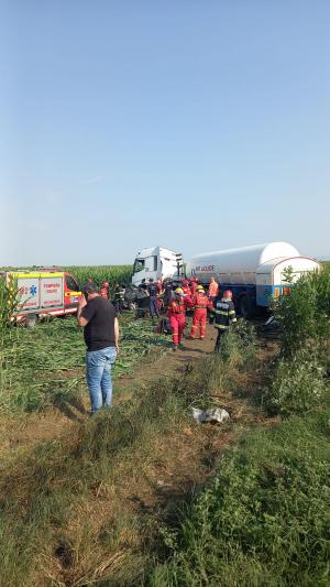 Mașină zdrobită și târâtă pe câmp de o autocisternă, după un accident înfiorător în Buzău. Unul dintre șoferi a murit pe loc