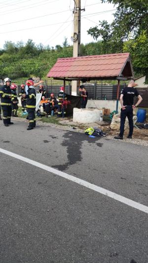 Misiune dificilă pentru pompierii din Buzău: au intervenit pentru a scoate 4 bărbaţi dintr-o fântână. Una dintre victime a decedat