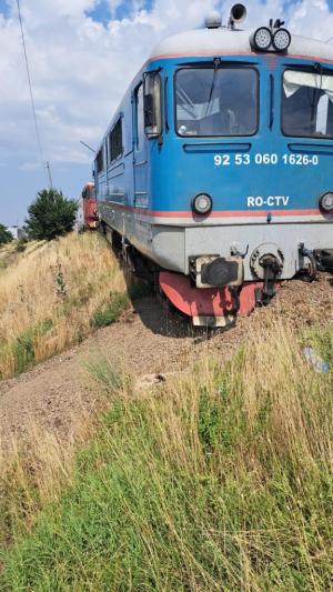 Două locomotive s-au tamponat violent la Roșiori. O garnitură CFR Călători a lovit-o pe cea a unei firme private, care a deraiat