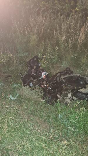 Doi bărbați au murit pe loc, după ce s-au izbit frontal cu motocicleta într-un TIR. Accident înfiorător pe un drum din Suceava