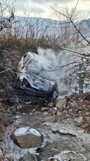 Un şofer din Mehedinţi, la un pas de moarte, după ce a maşina în care se afla a căzut de pe un pod şi a luat foc. A reuşit să iasă în ultima clipă