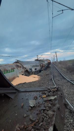 Nouă vagoane ale unui tren de marfă au deraiat, iar două s-au răsturnat în stația Leu, pe ruta Craiova-Caracal. Anunţul CFR Călători