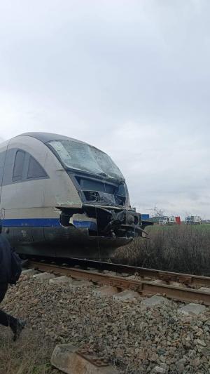 Accident feroviar pe ruta Craiova-Piteşti. Un tren a izbit din plin un camion şi a răsturnat o remorcă. Mecanicul locomotivei a fost rănit