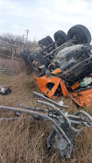 Accident cu 3 morți pe Centura Avrigului, în Sibiu. Un camion a căzut de pe un pod lângă calea ferată, după impactul cu o mașină