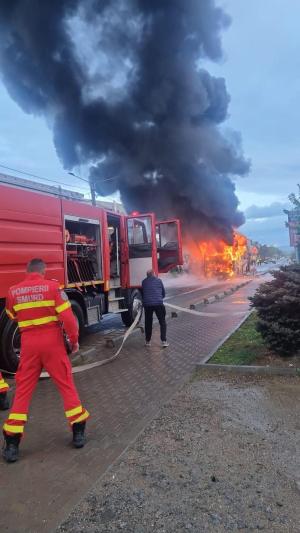 Un autocar în care se aflau 30 de elevi a luat foc pe un drum din Moldova Nouă, în Caraş-Severin