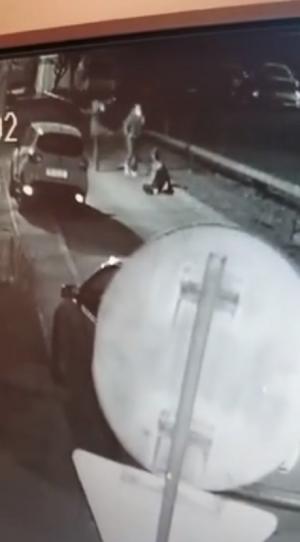 Film de groază la Bumbeşti-Jiu! Un tânăr de 24 de ani este înjunghiat în plină stradă şi abandonat într-o baltă de sânge (Video)
