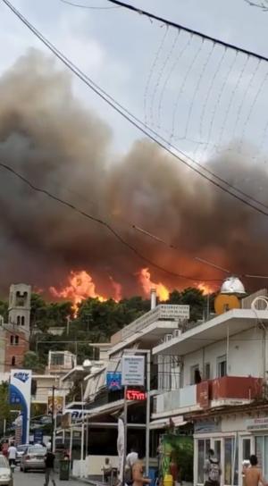 Imagini dramatice cu incendiile devastatoare din Grecia! 50 de oameni au ars de vii, zece turişti sunt daţi dispăruţi (Video)