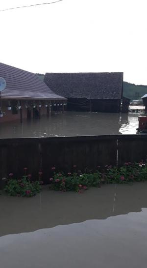 50 case inundate au fost evacuate la Boian, în Sibiu. Apa atinge şi un metru şi jumătate, în sat (video)