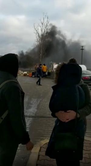 Femeie inconştientă salvată din maşina în flăcări, la Botoşani, de un pompier în timpul liber (video)