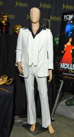 Faimosul costum purtat de John Travolta în filmul "Saturday Night Fever"  va fi scos la licitaţie. Prețul la care este estimat