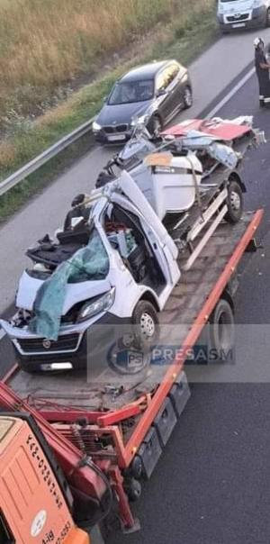 Dezastru provocat de un șofer român, pe autostrada M1 din Ungaria. Sătmăreanul s-a înfipt cu duba într-un camion oprit din cauza unui alt accident