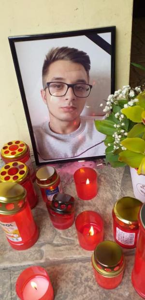 Prietenii de la scara blocului strâng bani să-l îngroape pe Marius, tânărul mort în BMW-ul urcat pe copaci, la Bucovăț