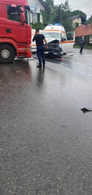 Accident grav între o ambulanţă aflată în misiune, o maşină şi un TIR, în Târgu-Neamţ. Cinci persoane rănite în urma coliziunii