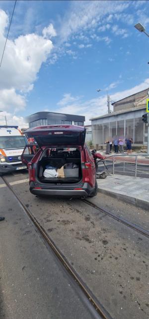O șoferiță de 66 de ani din Ilfov a ajuns în refugiul pentru pietoni într-o stație de tramvai din Galați, după ce a pierdut controlul volanului