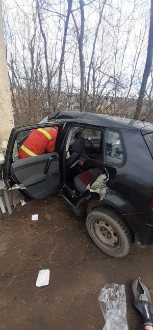 Şoferiţă de 19 ani, rănită grav într-un accident în prima zi de Crăciun. A rămas încarcerată, după ce a lovit un stâlp în Suceava