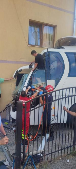 Accident înfiorător în Maramureş: Un autocar cu turişti polonezi s-a făcut praf după ce a intrat într-o casă. Şoferul a murit la scurt timp după impact