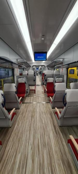 Cum arată interiorul primului tren cumpărat de România în ultimii 20 de ani. Locomotiva are 351 de locuri şi o zonă de bar