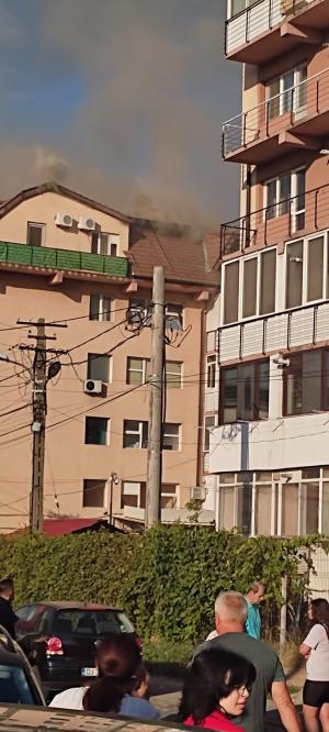 Incendiu în Craiova: "Dacă vine o pală de vânt arde tot cartierul ăsta". Revolta oamenilor care au privit în lacrimi cum toată agoniseala li se face scrum