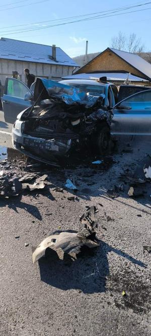 Accident cumplit în Argeş. O persoană a murit şi trei sunt rănite, după ce un taxi şi un Audi s-au ciocnit frontal