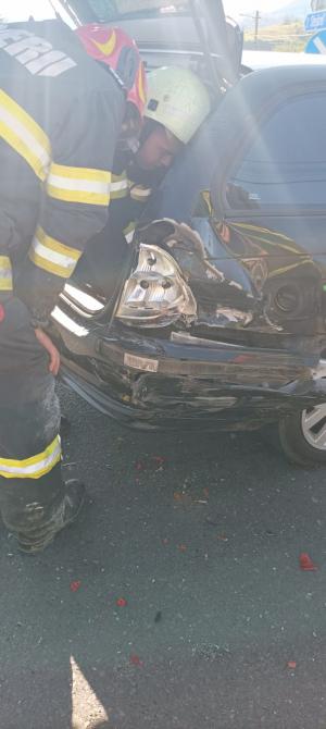Ambulanță SMURD chemată după un accident din Hunedoara în care au fost implicate două mașini și o motocicletă