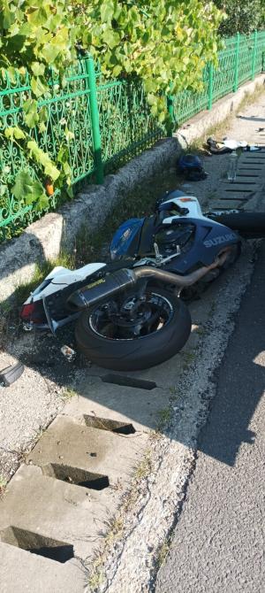 Ambulanță SMURD chemată după un accident din Hunedoara în care au fost implicate două mașini și o motocicletă