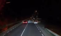 Momentul în care un tânăr de 21 de ani din Bistriţa-Năsăud depăşeşte maşina de poliţie pe linie continuă