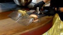 Românii nu mai lasă nimic în farfurie: iau la pachet ce nu termină de mâncat la restaurant