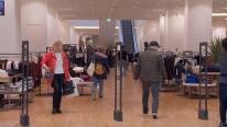 Din cauza scumpirilor, românii vânează hainele la reduceri. Cât costă o ținută completă de toamnă