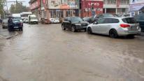 Cod roşu de ploi în Constanţa. Maşini blocate ore în întregi, pietoni nevoiţi să înoate în drumul spre casă